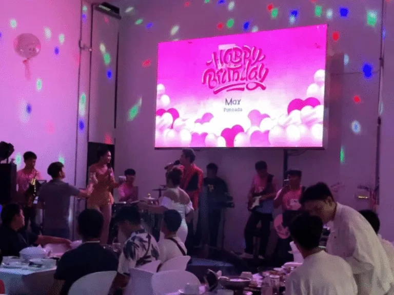 แขกกำลังเต้นรำอย่างสนุกสนานในงานเลี้ยงวันเกิดที่ร้านคัม ขอนแก่น