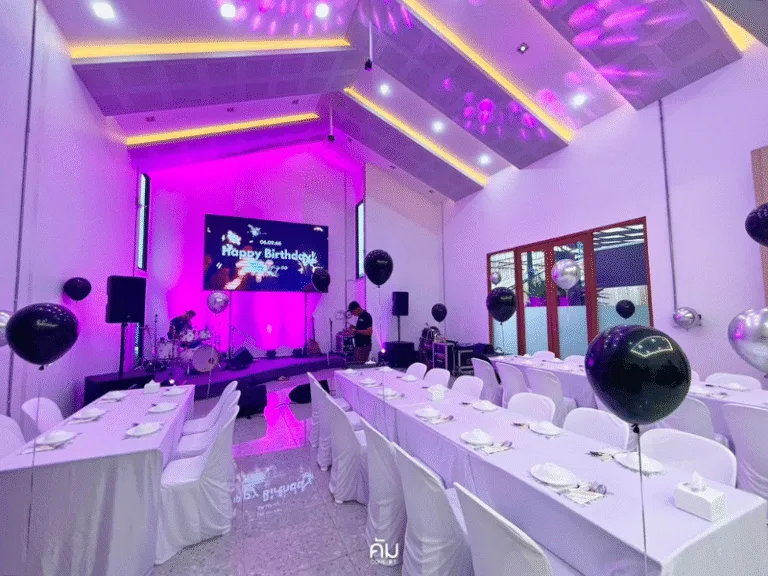 การตกแต่งห้องและวงดนตรีสดสำหรับแสดงในงานเลี้ยงฉลองวันเกิด บรรยากาศอบอุ่นที่ร้านคัม