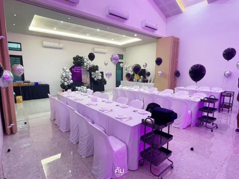 พร็อพสำหรับถ่ายรูป เช่น ป้าย Happy Birthday ในห้องจัดงานเลี้ยงที่ขอนแก่น