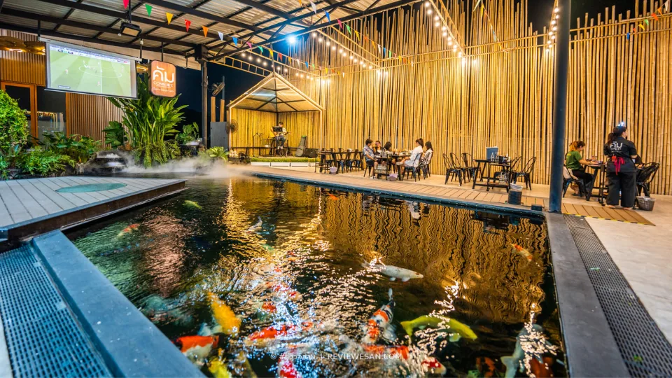 บรรยากาศร้านคัม ขอนแก่นยามค่ำคืน พร้อมบ่อปลาคราฟและแสงไฟสวยงาม