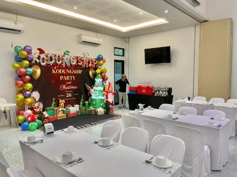 พนักงานบริษัทกำลังเฉลิมฉลองในงานเลี้ยงปีใหม่ที่ร้านอาหารในขอนแก่น