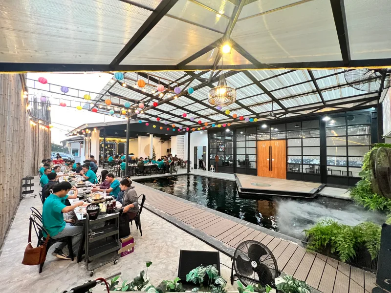 พนักงานบริษัทกำลังเพลิดเพลินกับเมนูปิ้งย่างในงานเลี้ยงที่ร้านคัม ขอนแก่น