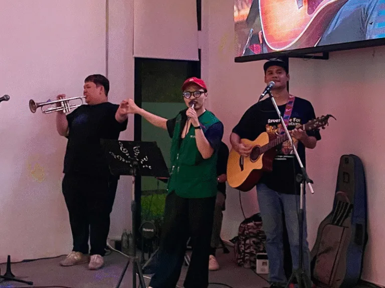 วงดนตรีสดสร้างความบันเทิงในงานเลี้ยงสังสรรค์ที่ขอนแก่น