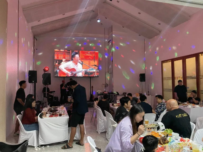 กลุ่มเพื่อนในงานเลี้ยงรุ่น กลับมาพบปะสังสรรค์กันที่ร้านคัม ขอนแก่น