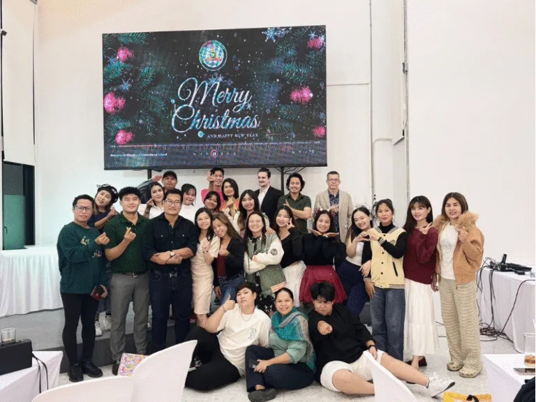 ภาพถ่ายรูปหมู่งานเลี้ยงประจำปีของบุคลากรโรงเรียนในวันคริสต์มาส ที่ ห้องจัดเลี้ยง ร้านคัม