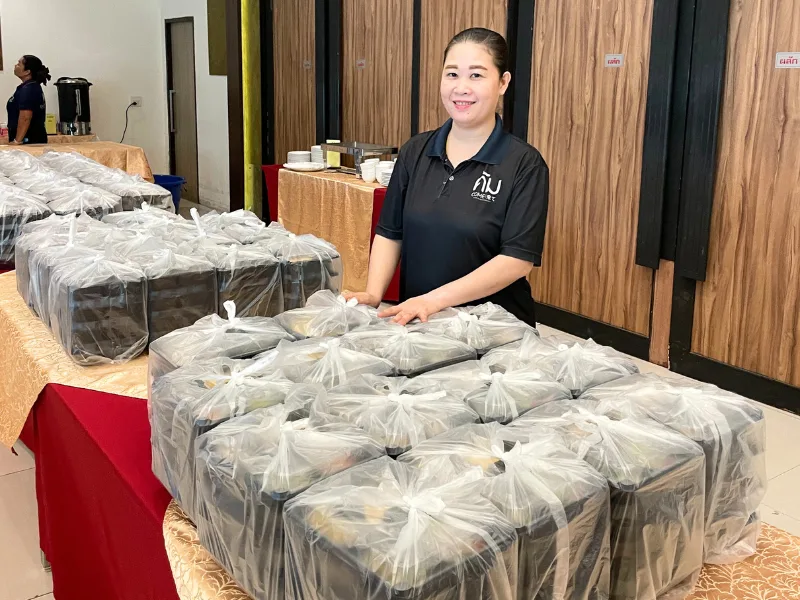 ทีมงานร้านคัมกำลังจัดส่งข้าวกล่อง 250 กล่อง ที่โรงแรมกรีนโฮเทล ขอนแก่น