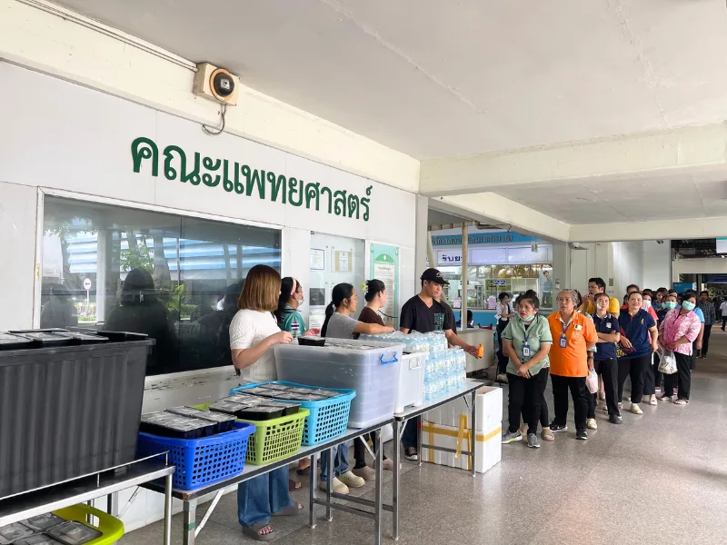 กิจกรรมทำบุญแจกข้าวกล่องและเครื่องดื่ม 300 ชุด ที่โรงพยาบาลศรีนครินทร์