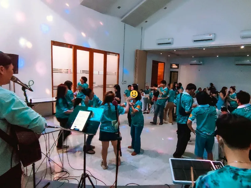 ลูกค้ากำลังทานบุฟเฟ่ต์ปิ้งย่างชาบูในโซน Outdoor พร้อมฟังดนตรีสดที่ร้านอาหารจัดเลี้ยงในขอนแก่น