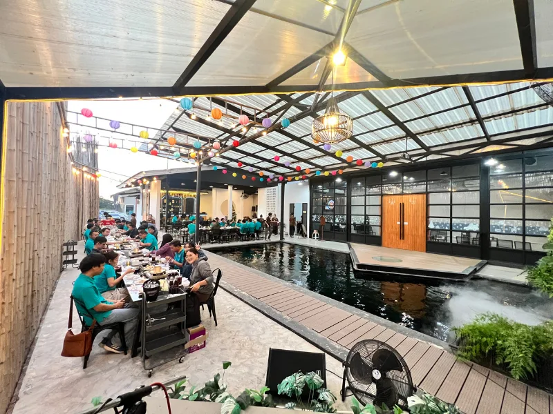 บรรยากาศช่วงเริ่มต้นของงานจัดเลี้ยงบริษัทที่ขอนแก่น แขกผู้ร่วมงานกำลังพูดคุยกันอย่างเป็นกันเอง