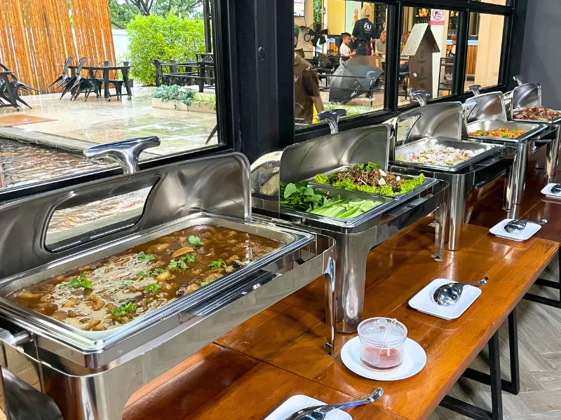 ไลน์อาหารบุฟเฟ่ต์สำหรับงานจัดเลี้ยง ที่ร้านคัม ปรุงสดใหม่ จัดเรียงอย่างสวยงาม