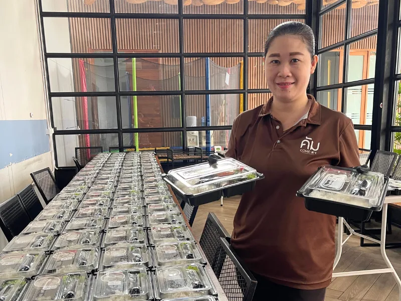 พนักงานร้านคัม ขอนแก่น นำเสนอข้าวกล่องพรีเมียมสำหรับงานประชุม