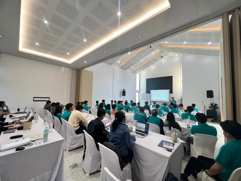ทีมงานบริษัทกำลังประชุมสัมมนาในช่วงกลางวัน ภายในห้องส่วนตัวของร้านอาหารจัดเลี้ยง ร้านคัม ขอนแก่น