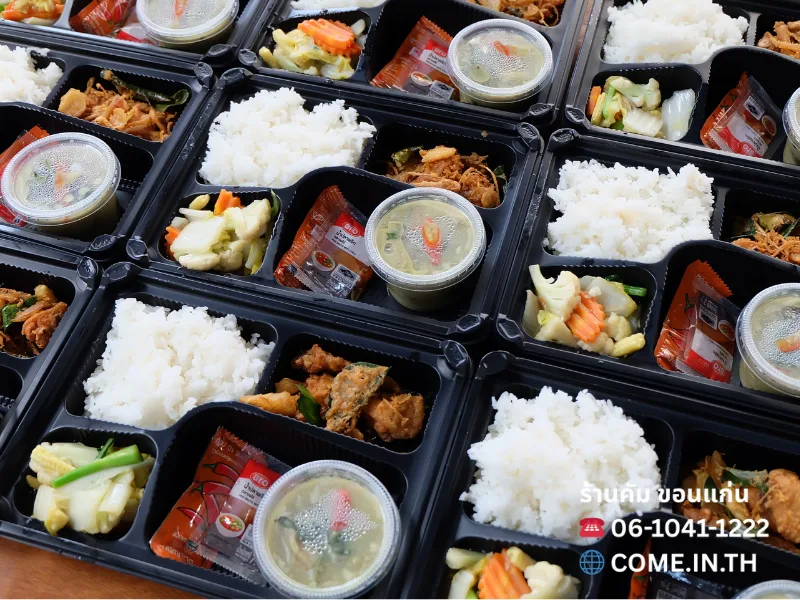 ข้าวกล่องเมนูประกอบด้วยแกงเขียวหวานไก่รสเข้มข้น, ไก่ทอดกระเทียม, และผัดผักรวมมิตร