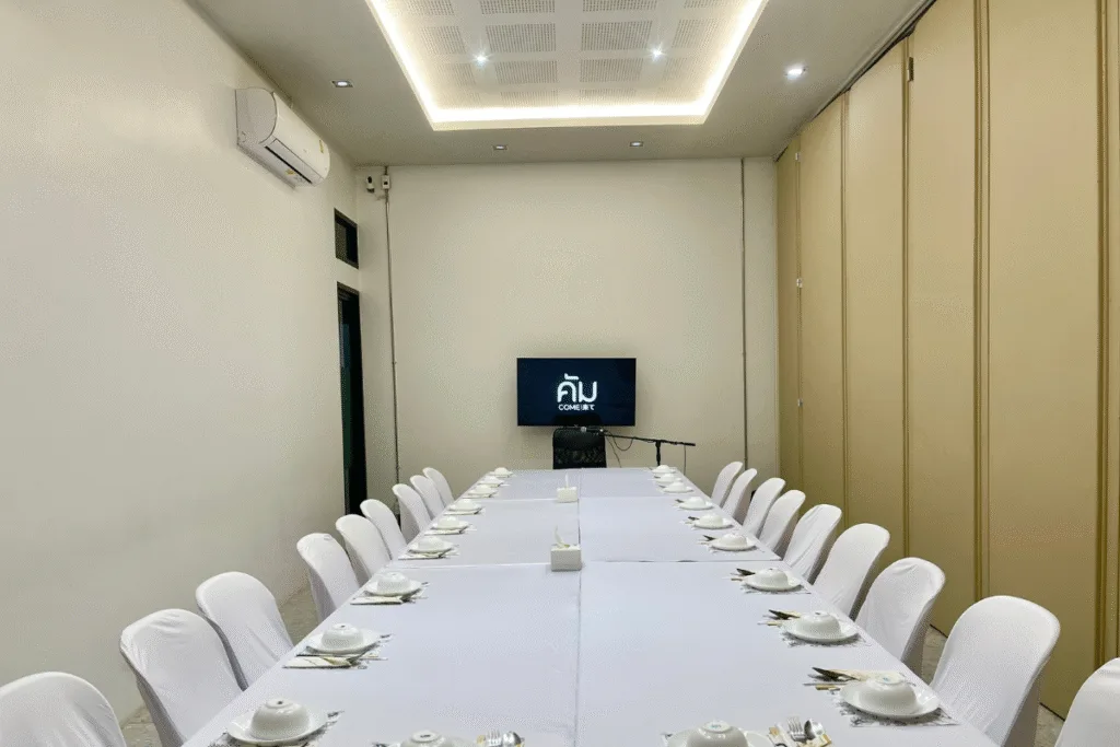 ห้องคาราโอเกะเล็ก ร้านคัม ขอนแก่น สำหรับกลุ่มส่วนตัว รองรับสูงสุด 20 ท่าน บรรยากาศเป็นกันเองพร้อมทีวีและชุดเครื่องเสียงสำหรับปาร์ตี้กลุ่มเล็ก