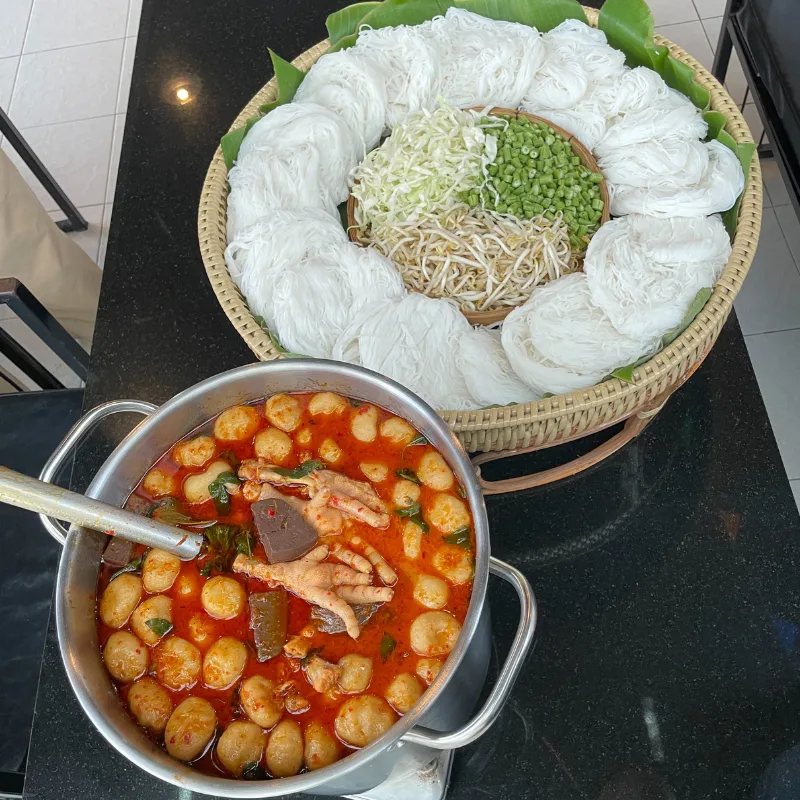 ชุดขนมจีนน้ำยาไก่กะทิสำหรับจัดเลี้ยง ประกอบด้วยถาดขนมจีนและแกง 1 หม้อ จากร้านคัม ขอนแก่น