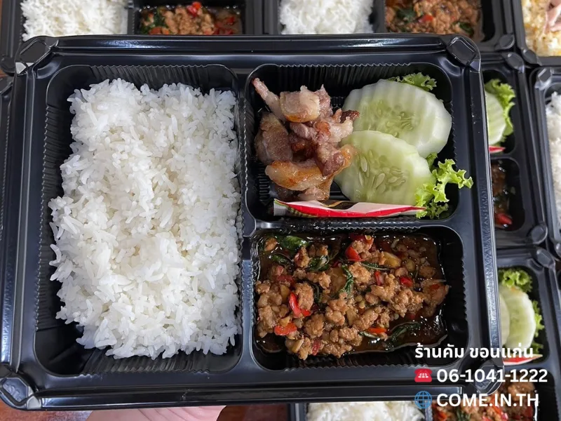 ข้าวกล่องเมนูผัดกะเพราไก่รสจัดจ้าน ทานคู่กับคอหมูย่างนุ่มๆ จากร้านคัม ขอนแก่น