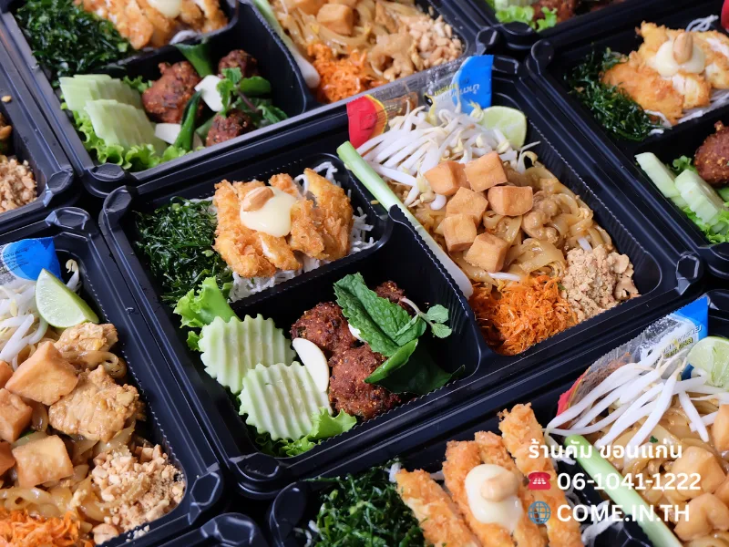 ข้าวกล่องชุดพิเศษจากร้านคัม ขอนแก่น ประกอบด้วยลาบหมูทอดกรอบ, ผัดไทย, และไก่ทอดซอสครีมมะนาว
