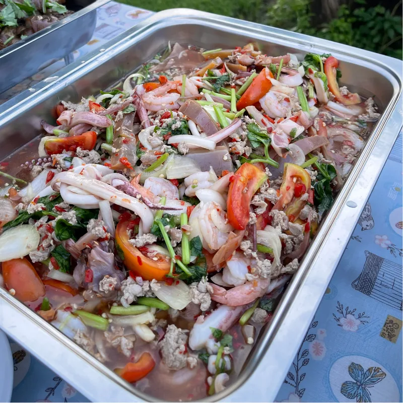 ยำรวมทะเลสดๆ รสจัดจ้าน เมนูแนะนำสำหรับกับข้าวถาด ร้านคัม ขอนแก่น