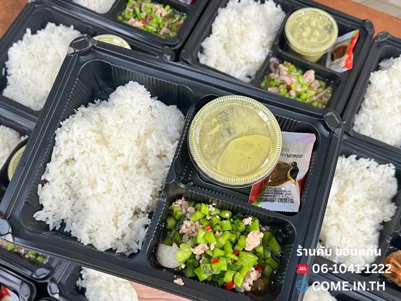 ข้าวกล่องเมนูหมูผัดผักรวมมิตร และแกงไก่รสชาติกลมกล่อม