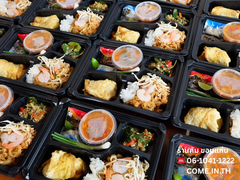 ข้าวกล่องเมนูผัดไทยกุ้งสดเส้นเหนียวนุ่ม เสิร์ฟพร้อมไข่เจียวฟูๆ