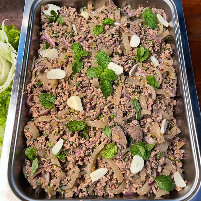 ลาบหมูรสแซ่บอีสานแท้ เมนูยอดนิยมสำหรับกับข้าวถาดจัดเลี้ยง ร้านคัม ขอนแก่น