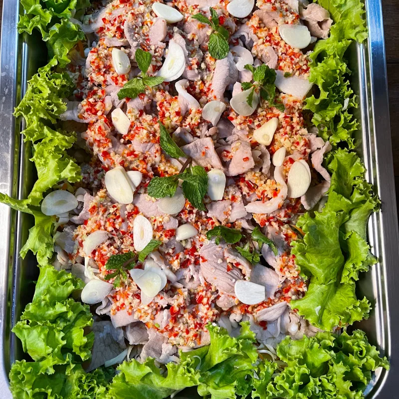 หมูมะนาวเนื้อนุ่ม รสเปรี้ยวเผ็ดแซ่บ จัดเต็มถาดสำหรับงานปาร์ตี้ ร้านคัม ขอนแก่น