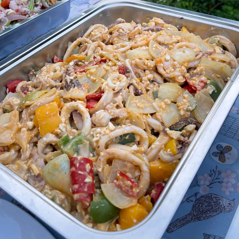 กับข้าวถาดเมนูหมึกผัดไข่เค็มซอสเข้มข้น จัดส่งในขอนแก่นโดยร้านคัม