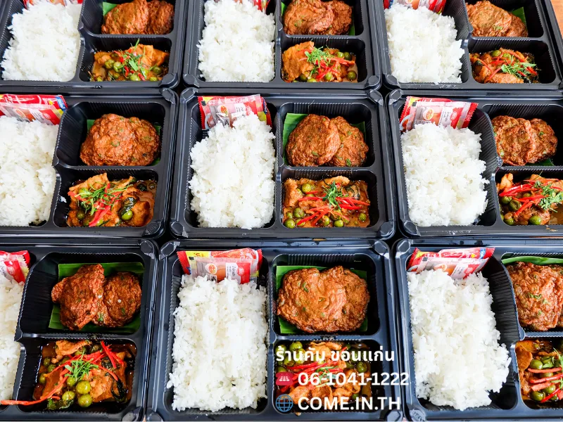 ข้าวกล่องเมนูทอดมันปลากรายเนื้อเหนียวหนึบ พร้อมด้วยหมูผัดพริกแกงรสเข้มข้น