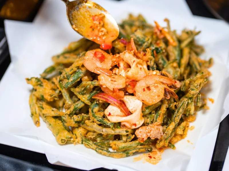 ยำผักบุ้งกรอบ ผักบุ้งชุบแป้งทอดกรอบไม่อมน้ำมัน เสิร์ฟพร้อมน้ำยำหมูสับกุ้งสดรสเด็ด ร้านคัม ขอนแก่น Crispy Morning Glory Spicy Salad at Come Khon Kaen