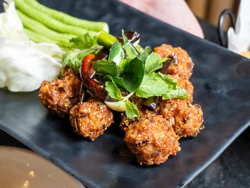 ลาบหมูทอด กรอบนอกนุ่มใน หอมเครื่องสมุนไพรและข้าวคั่ว รสแซ่บครบเครื่อง ร้านคัม ขอนแก่น Fried Spicy Pork Balls (Fried Larb) at Come Khon Kaen