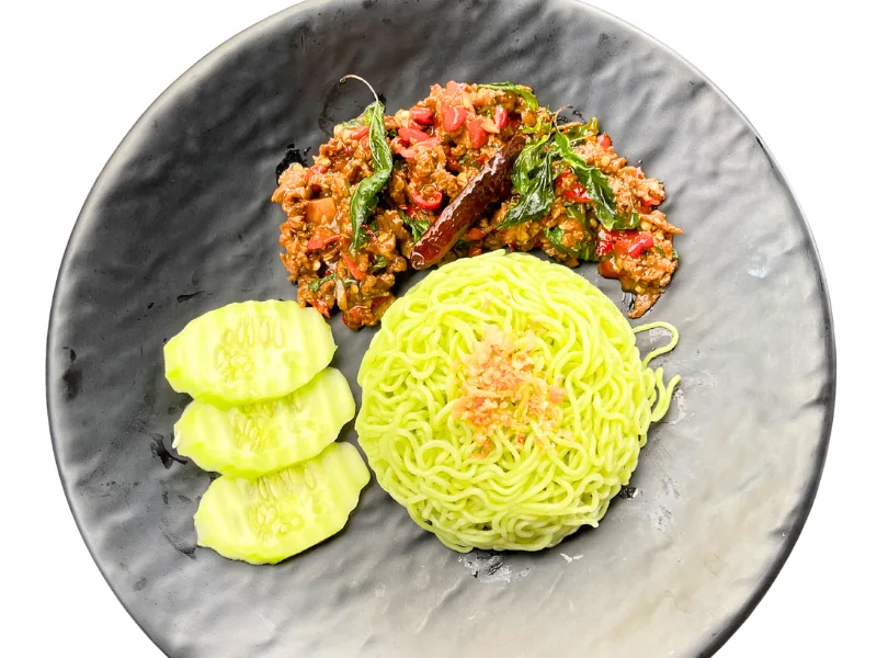 หมี่หยกกะเพราเนื้อสับ เส้นหมี่หยกเหนียวนุ่มท็อปด้วยกะเพราเนื้อสับรสเด็ด ร้านคัม ขอนแก่น Jade Noodles with Spicy Minced Beef Basil at Come Khon Kaen