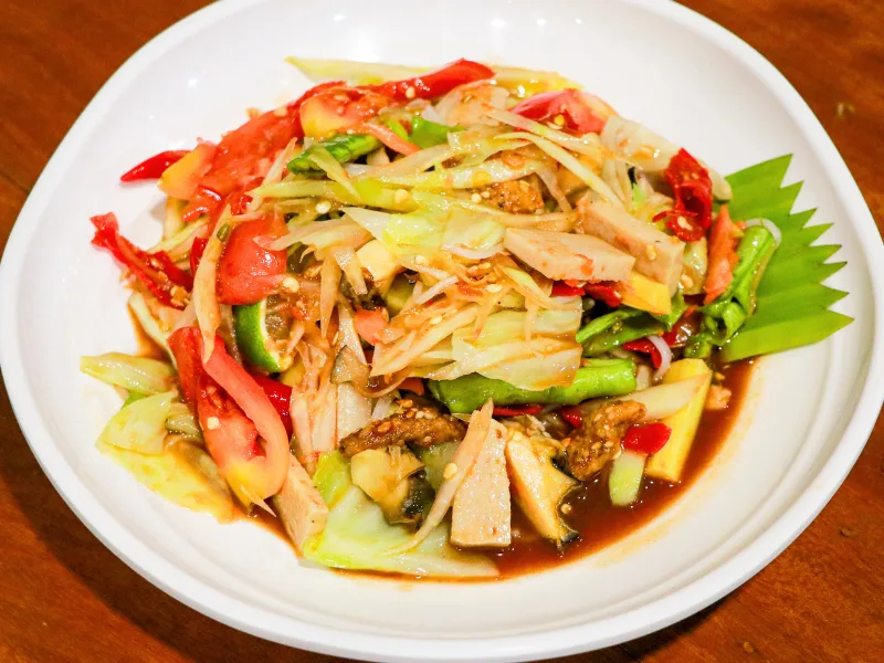 ตำป่า ครบเครื่องความนัว ใส่หน่อไม้ หอยเชอรี่ ผักดอง และเม็ดกระถิน รสจัดจ้านสไตล์อีสาน ร้านคัม ขอนแก่น Jungle Som Tum (Tam Pa) at Come Khon Kaen