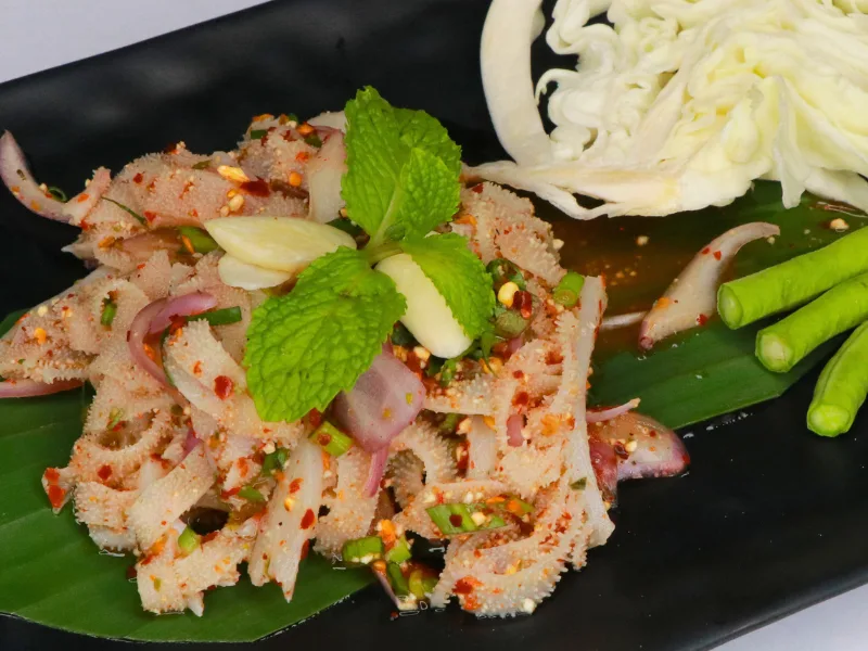 ก้อยสไบนาง ผ้าขี้ริ้วกรอบๆ ปรุงรสลาบขมอำหล่ำ หอมข้าวคั่วสไตล์อีสานแท้ ร้านคัม ขอนแก่น Koi Omasum (Isan Spicy Beef Tripe) at Come Khon Kaen