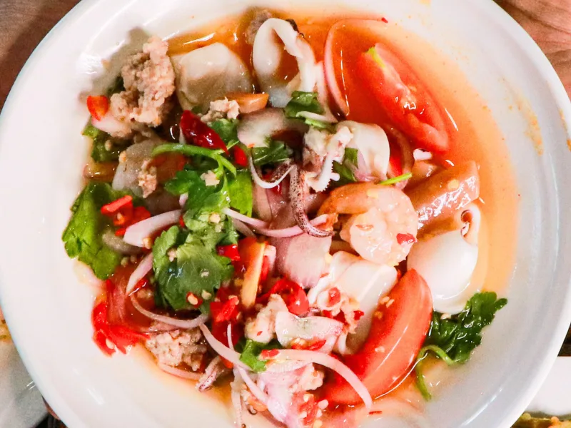 ยำรวมทะเล ยกทัพซีฟู้ด กุ้ง หมึก สดๆ เคล้าน้ำยำรสจี๊ดจ๊าด ร้านคัม ขอนแก่น Spicy Mixed Seafood Salad at Come Khon Kaen