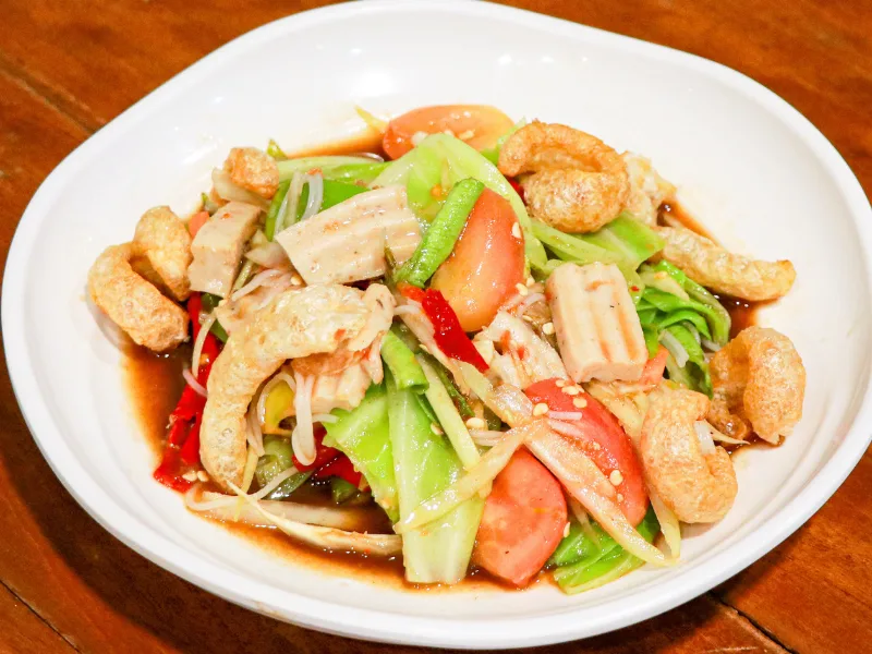 ตำมั่ว ส้มตำรสเด็ดใส่ขนมจีน หมูยอ และแคบหมู กรอบนัวในจานเดียว ร้านคัม ขอนแก่น Mixed Som Tum (Tam Mua) at Come Khon Kaen