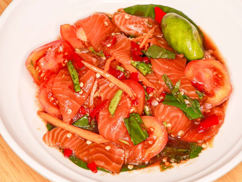 ตำแซลมอน ส้มตำรสแซ่บคลุกเคล้าเนื้อแซลมอนชิ้นโต นัวน้ำปลาร้าถึงใจ ร้านคัม ขอนแก่น Som Tum Salmon (Papaya Salad with Salmon)