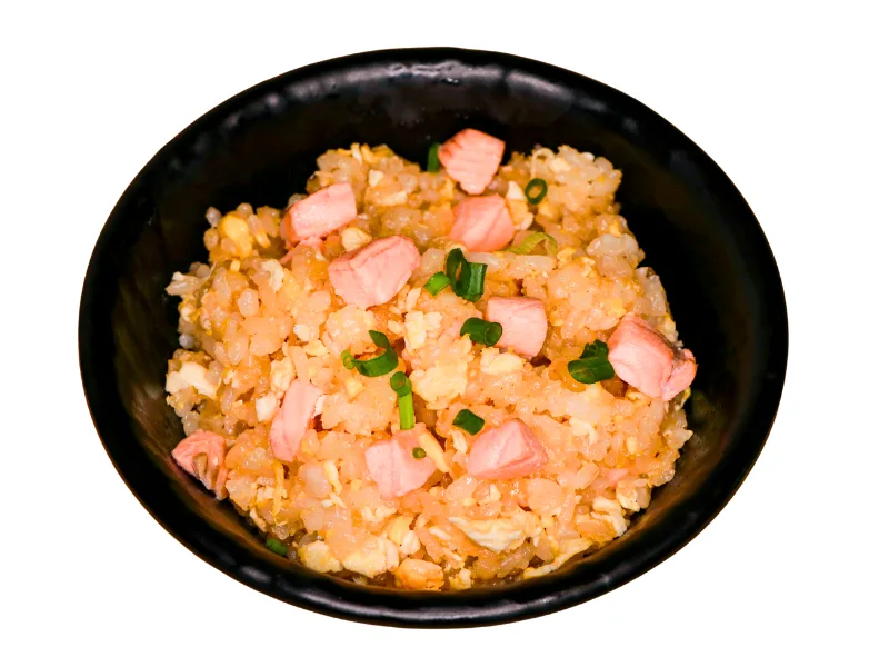 ข้าวผัดแซลมอน (ถ้วย) ข้าวผัดคลุกเคล้าเนื้อแซลมอนชิ้นโต หอมอร่อยเต็มคำ ร้านคัม ขอนแก่น Salmon Fried Rice (Bowl) at Come Khon Kaen