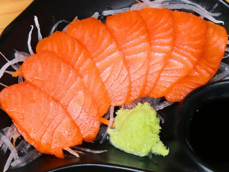 แซลมอนซาซิมิ เนื้อปลาสีส้มสด ลายไขมันสวย หวานฉ่ำเต็มคำ เสิร์ฟพร้อมวาซาบิ ร้านคัม ขอนแก่น Salmon Sashimi