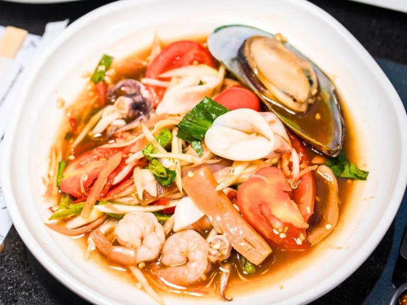 ตำทะเล ยกทัพซีฟู้ด กุ้งสดและปลาหมึกชิ้นโต ตำคลุกเคล้าน้ำปลาร้ารสนัว ร้านคัม ขอนแก่น Seafood Som Tum (Spicy Papaya Salad with Seafood) at Come Khon Kaen