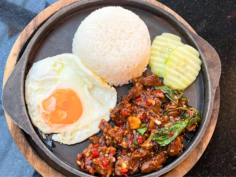 กะเพราเนื้อชิ้น+ไข่ดาว กระทะร้อน เสิร์ฟเดือดๆ หอมฉุยพร้อมไข่ดาวเยิ้มๆ ร้านคัม ขอนแก่น Sizzling Sliced Beef Basil with Rice & Fried Egg (Hot Pan) at Come Khon Kaen