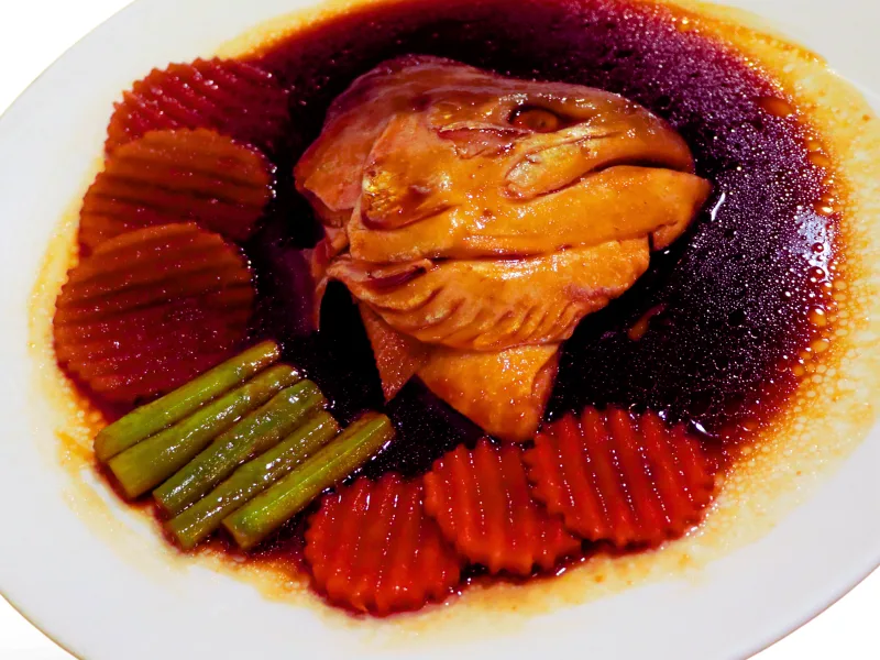 หัวปลาแซลมอนต้มซีอิ๊ว หัวปลาต้มจนเปื่อยเข้าเนื้อ รสหวานเค็มกลมกล่อมสไตล์ญี่ปุ่น ร้านคัม ขอนแก่น Salmon Head Boiled in Soy Sauce