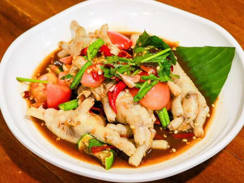 ตำเกาเหลาตีนไก่ ตีนไก่ตุ๋นเปื่อยละลายในปาก คลุกน้ำส้มตำรสแซ่บ (ไม่ใส่มะละกอ) ร้านคัม ขอนแก่น Spicy Chicken Feet Salad (Gao Lao) at Come Khon Kaen