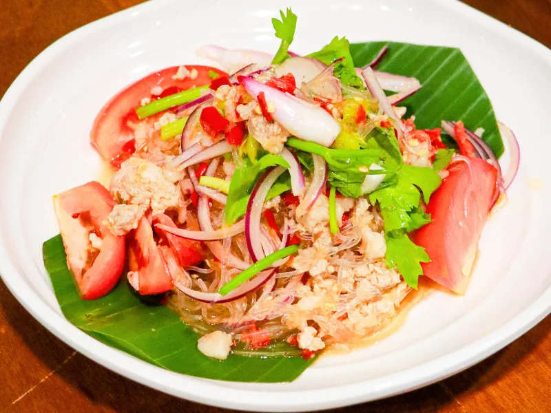 ยำวุ้นเส้นหมูสับ วุ้นเส้นเหนียวนุ่มชุ่มน้ำยำ ใส่หมูสับล้นๆ รสเปรี้ยวเค็มเผ็ดลงตัว ร้านคัม ขอนแก่น Spicy Glass Noodle Salad with Minced Pork at Come Khon Kaen