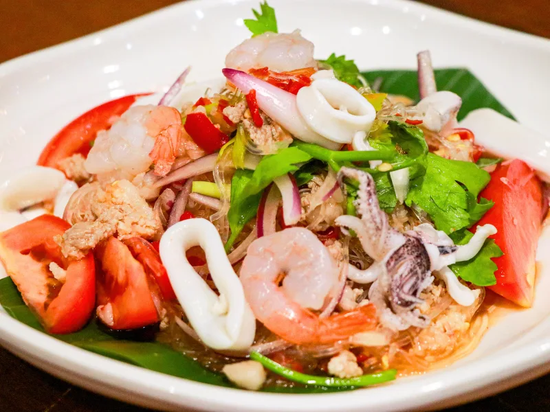 ยำวุ้นเส้นรวมทะเล วุ้นเส้นเหนียวนุ่มชุ่มน้ำยำ เครื่องทะเลแน่นๆ กุ้งหมึกสด รสจัดจ้าน ร้านคัม ขอนแก่น Spicy Glass Noodle Salad with Seafood at Come Khon Kaen