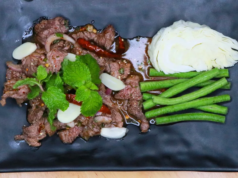 น้ำตกเนื้อโคขุน เนื้อย่างติดมันคลุกเคล้าข้าวคั่วและพริก รสแซ่บอีสานแท้ ร้านคัม ขอนแก่น Nam Tok Beef (Thai Spicy Beef Salad) at Come Khon Kaen