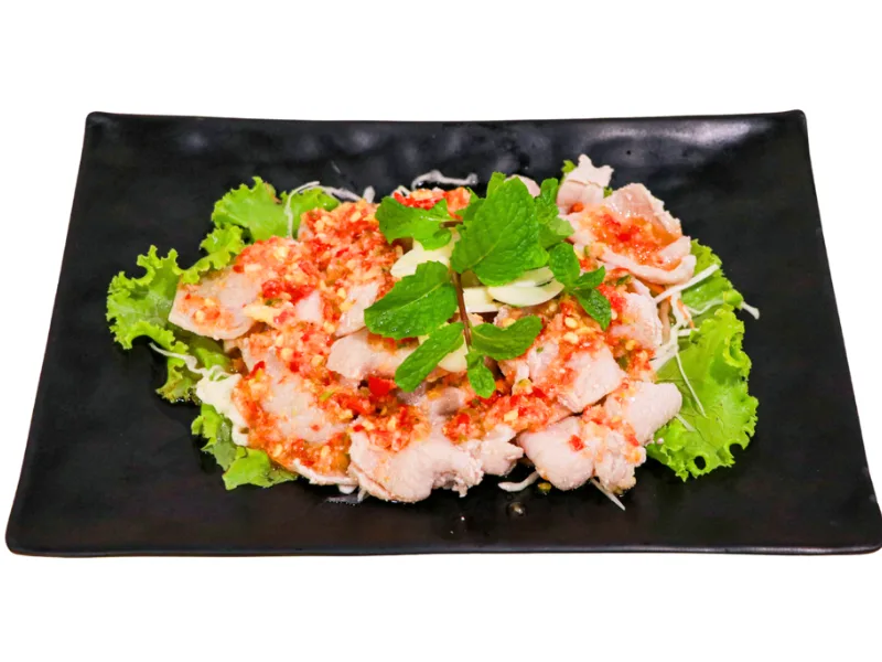 หมูมะนาว หมูนุ่มชุ่มฉ่ำราดน้ำยำพริกกระเทียม รสเปรี้ยวเผ็ดจัดจ้านถึงใจ ร้านคัม ขอนแก่น Spicy Lime Pork Salad at Come Khon Kaen