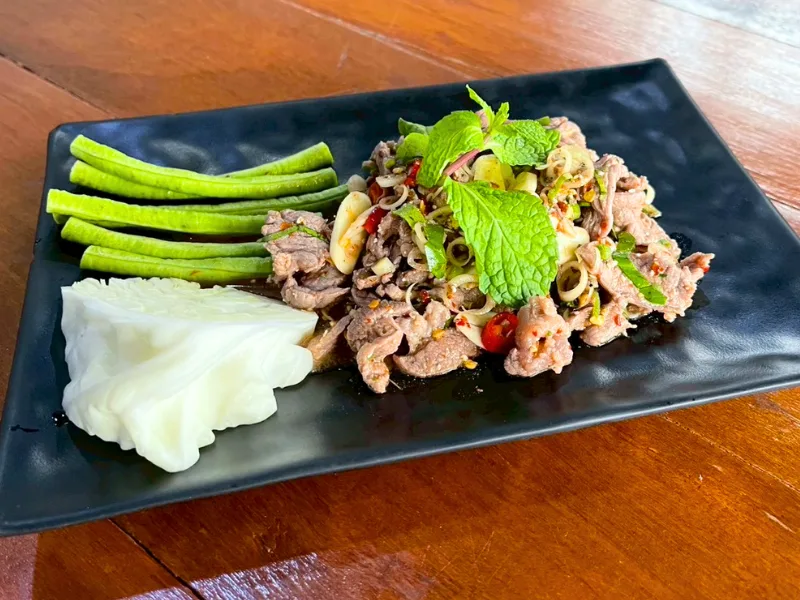 พล่าเนื้อโคขุน เนื้อสดหวานฉ่ำ รสจัดจ้าน ร้านคัม ขอนแก่น Spicy Raw Beef Salad (Pla Neua) at Come Khon Kaen