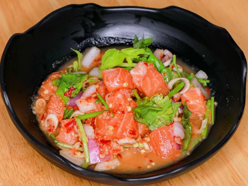 ยำแซลมอน แซลมอนสดราดน้ำยำรสเด็ด เปรี้ยวเผ็ดลงตัวพร้อมผักสมุนไพร ร้านคัม ขอนแก่น Spicy Salmon Salad (Yum Salmon)
