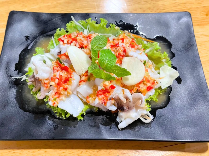 หมึกมะนาว ปลาหมึกสดเด้งราดน้ำยำรสจัดจ้าน แซ่บซี๊ดถึงใจ ร้านคัม ขอนแก่น Spicy Squid with Lime at Come Khon Kaen