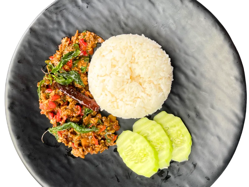 กะเพราเนื้อสับราดข้าว เนื้อสับผัดคั่วแห้งถึงเครื่องพริกกระเทียม ร้านคัม ขอนแก่น Stir-fried Minced Beef with Basil on Rice at Come Khon Kaen